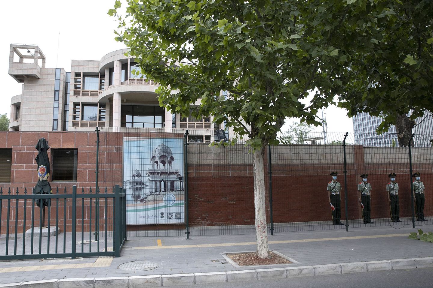 2020年6月17日，中国武警在北京印度大使馆外站岗。（美联社）