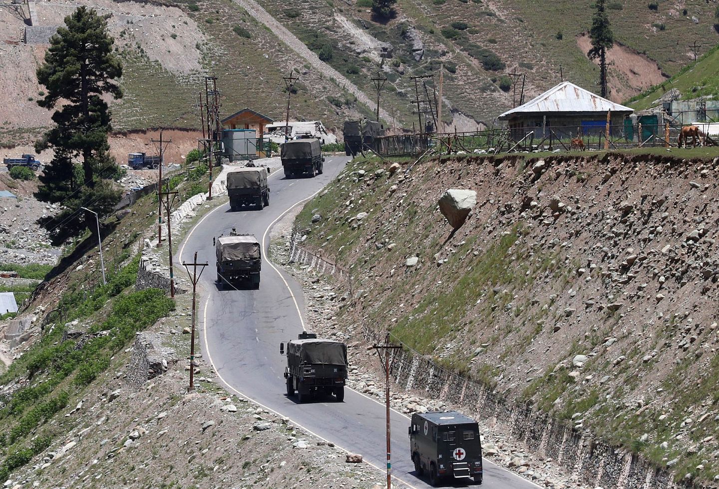 6月15日，在克什米尔东部Ganderbal地区的Gagangeer，一支印度军队车队正沿着Srinagar-Leh国道行进。（Reuters）