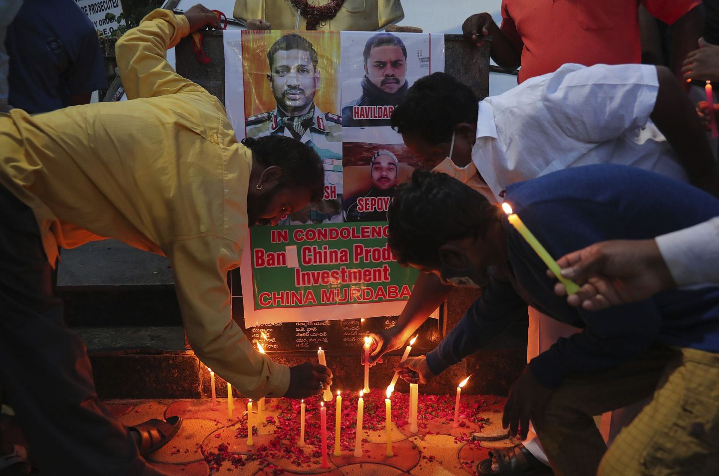 2020年6月17日，印度人在海得拉巴点燃蜡烛，悼念在与中国士兵对峙中死去的印度士兵。(AP)