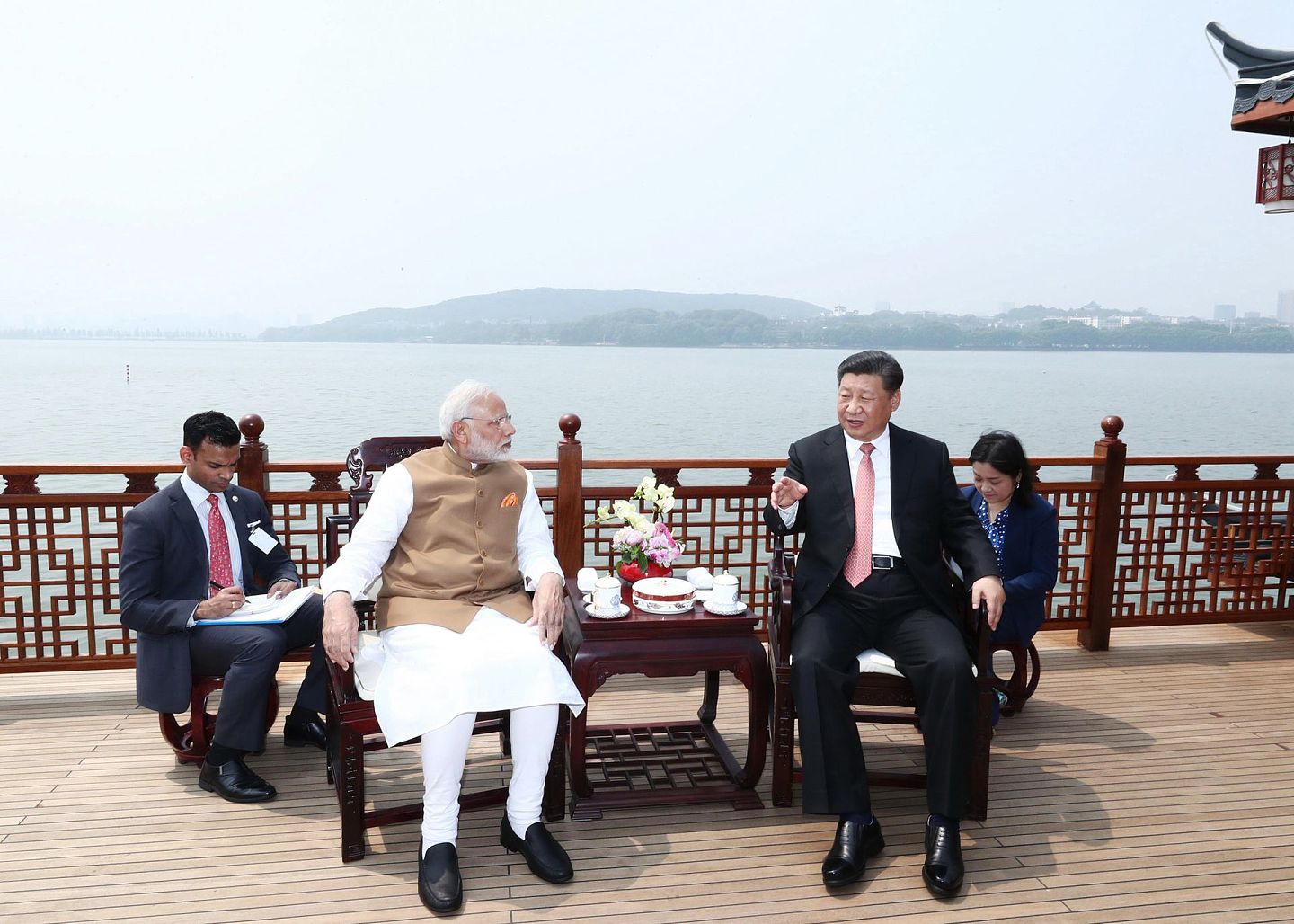 2018年4月27日和28日，中国国家主席习近平在武汉东湖宾馆同印度总理莫迪举行非正式会晤。（新华社）