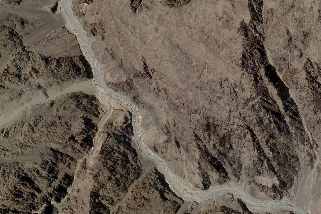 周二，在印度拉达克的加尔万山谷的卫星图像，其中部分地区与中国存在争议。