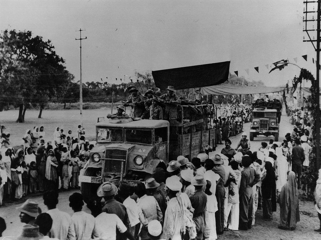 1962年中印边境冲突期间，印度军队驶过拉达克地区，人们在街头围观。