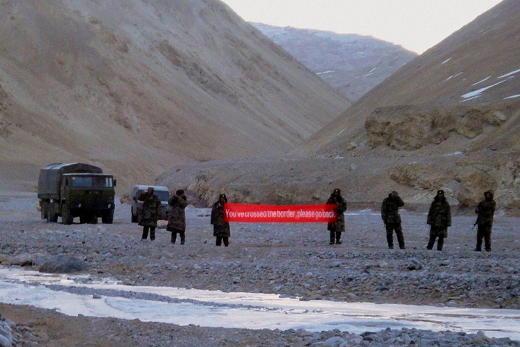 2013年，拉达克的中国军队举着横幅，上面写着：“你们已经越过边界，请回去。”