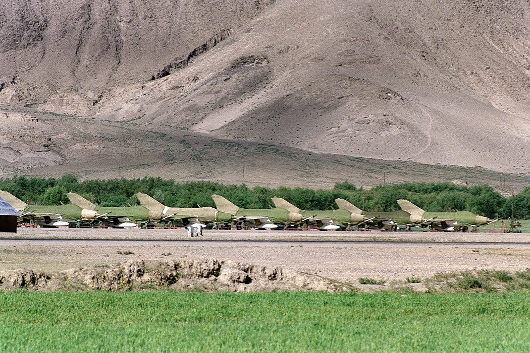 1987年6月，西藏贡嘎机场的中国战机。