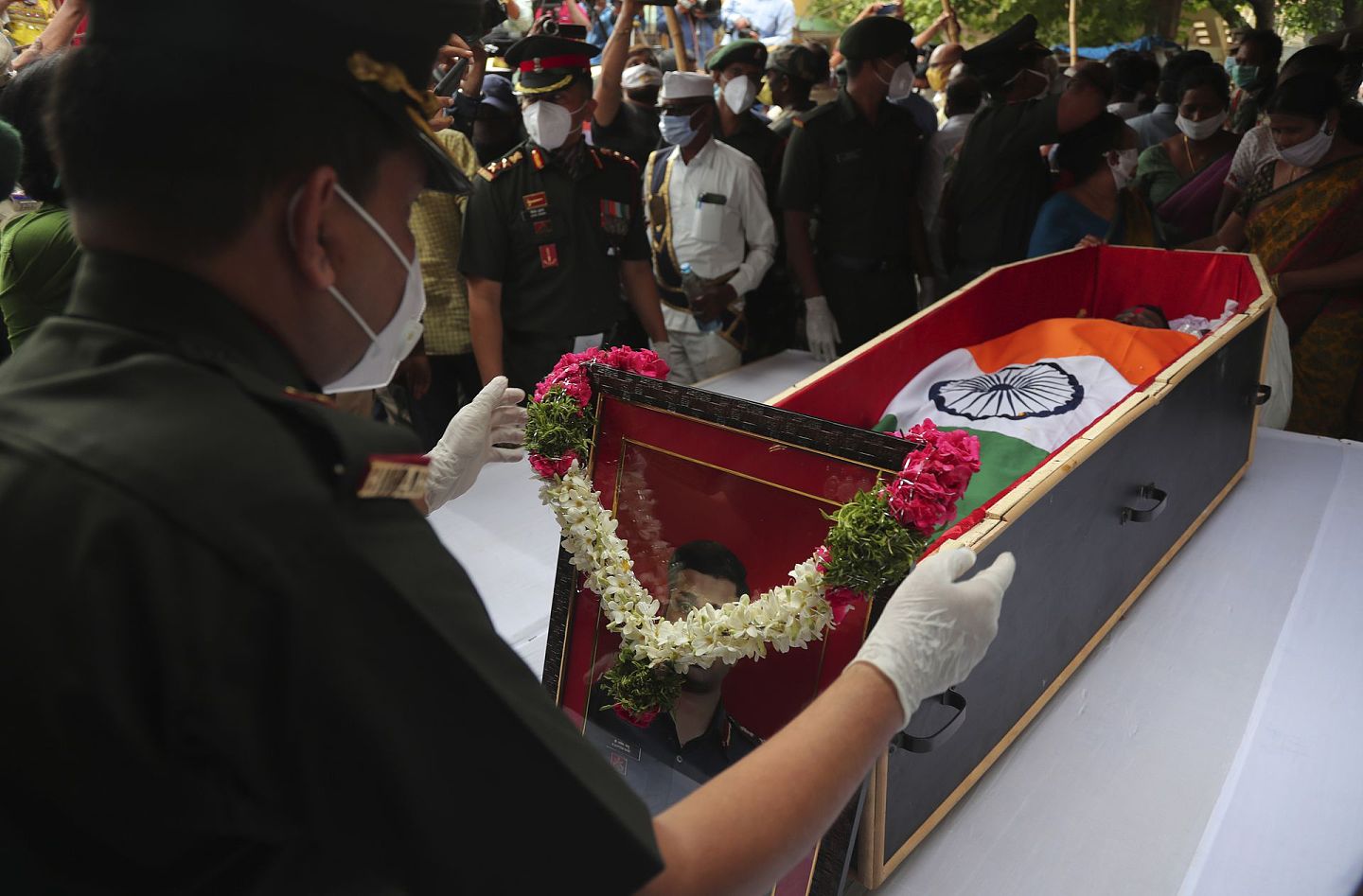 6月18日，巴布上校的葬礼在距离印度海德拉巴约140公里的苏里亚佩特举行，现场群众十分激动，为巴布的牺牲感到扼腕。（AP）