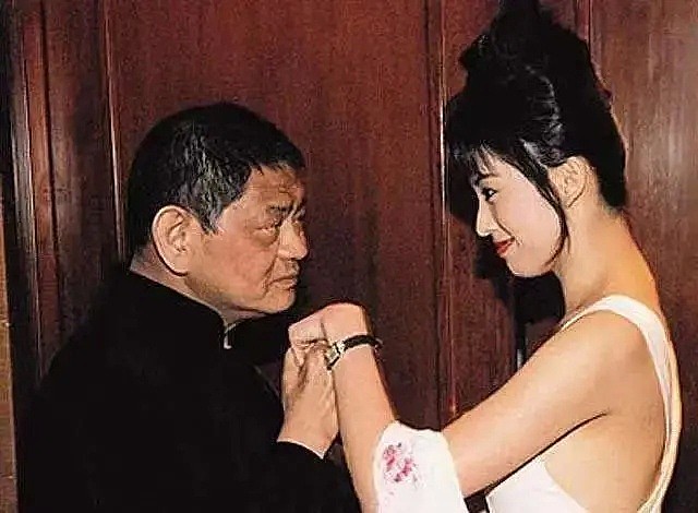 18年后，已故艳星陈宝莲儿子长成