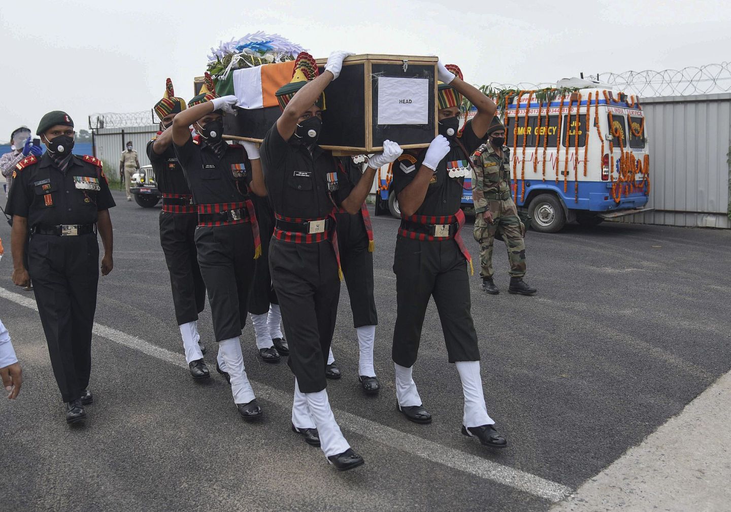 6月17日，印度士兵抬着在拉达克地区中印冲突中丧生的战友库马尔的灵柩。（AP）
