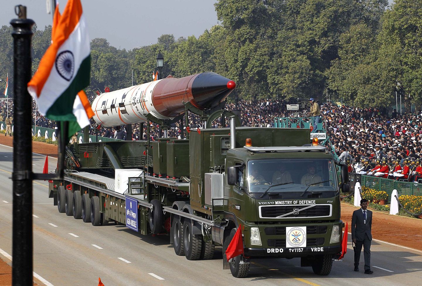 图为2012年1月26日，印度举行共和国日阅兵仪式，展出能力搭载核弹头的“烈火”导弹。（AP）