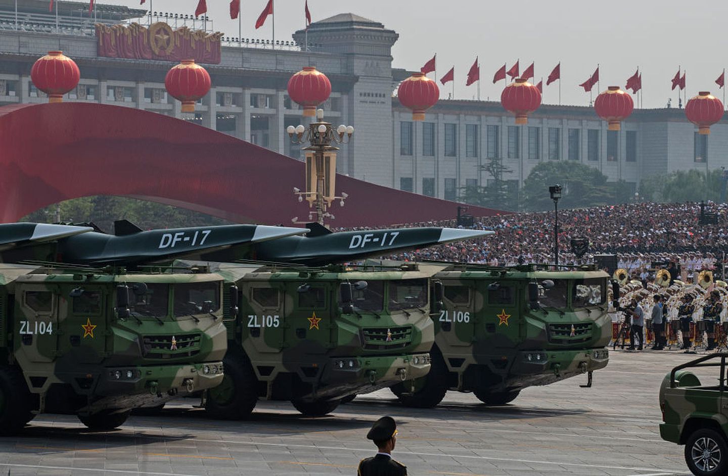 图为2019年10月1日，中国举行建国70周年阅兵仪式，展出东风-17高超音速弹道导弹。（Getty）