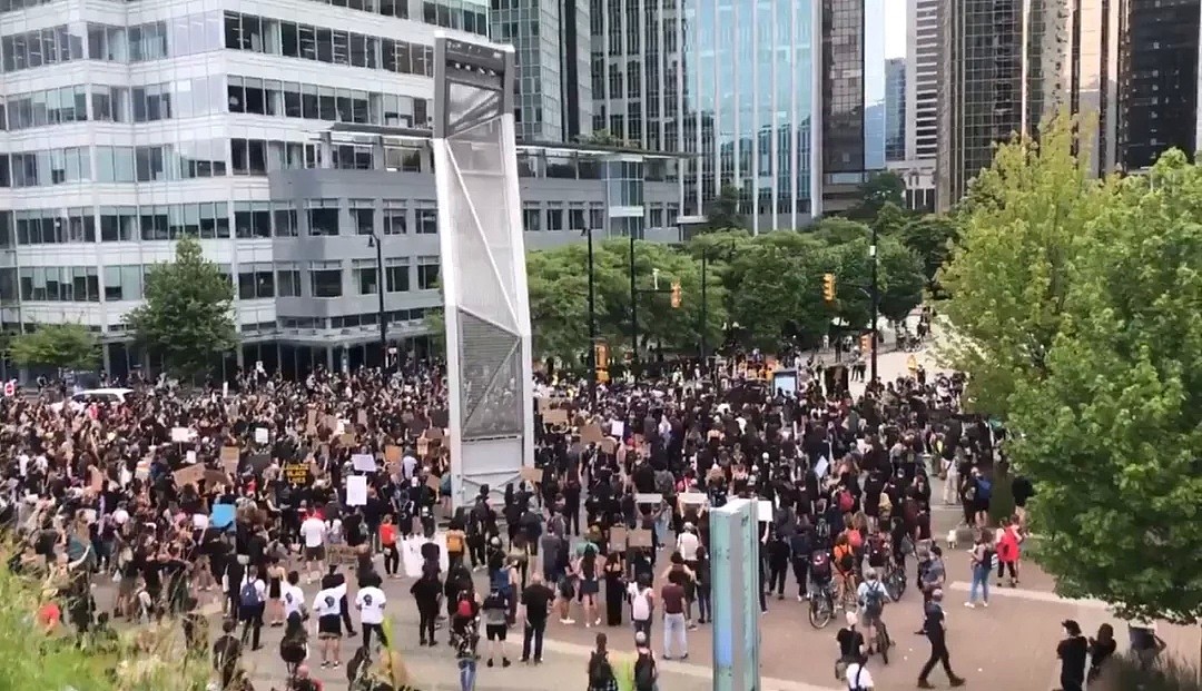 加拿大温哥华市中心瘫痪！5000+人游行再爆发，示威者肉身拦路，沿路商家紧急关店（组图） - 1