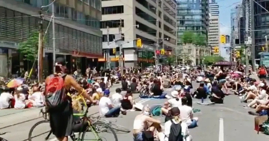 加拿大温哥华市中心瘫痪！5000+人游行再爆发，示威者肉身拦路，沿路商家紧急关店（组图） - 14