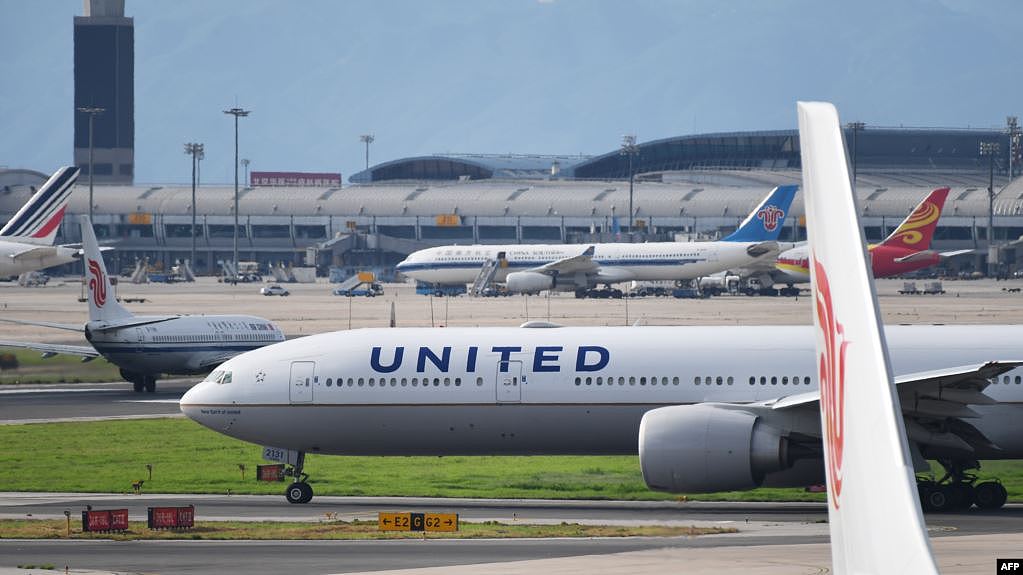 图为一架美国联合航空公司的波音777飞机在北京机场等候起飞。 （法新社2018年7月25日资料照）