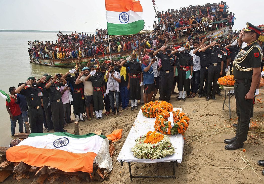 周四，人们向本周在与中国军队的边界冲突中丧生的印度士兵苏尼尔·库玛致敬。