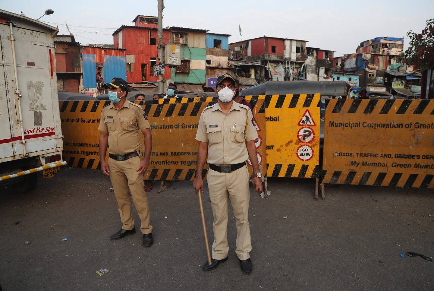 4月14日，在印度孟买的一个贫民窟，印度警察在抗议延长封锁后站岗。 （美联社）