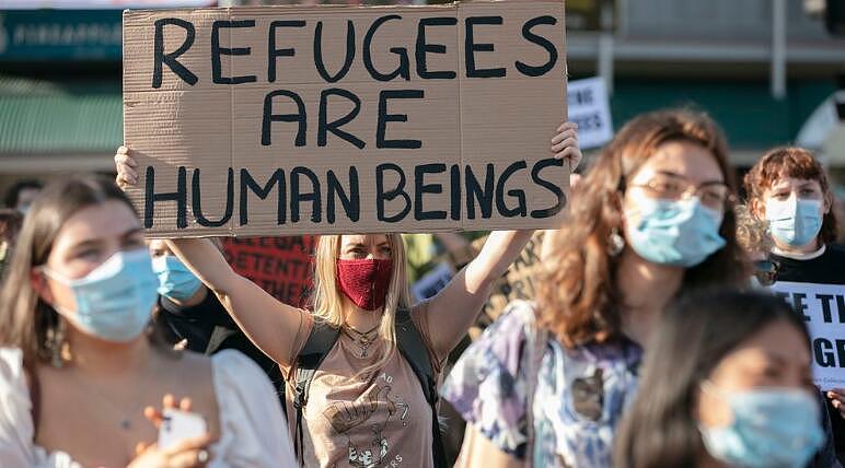 “这里欢迎难民！”千人涌入澳首府城市街头，游行阻碍CBD交通，高声呼吁“释放难民”（组图） - 4