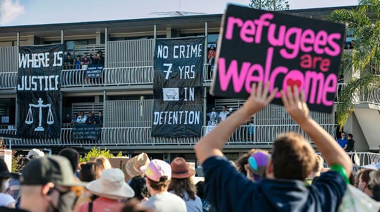 “这里欢迎难民！”千人涌入澳布市街头，游行阻碍CBD交通，高声呼吁“释放难民”（组图） - 3