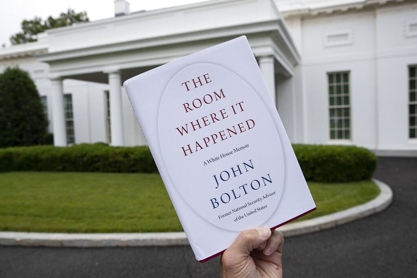 图为6月18日，美国前国家安全顾问博尔顿新书于白宫外的相片。（AP）