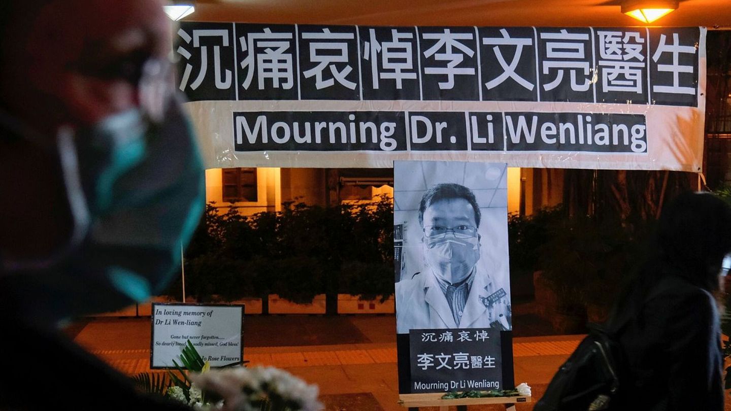 李文亮去世后，不少民众自发悼念他。（Reuters）