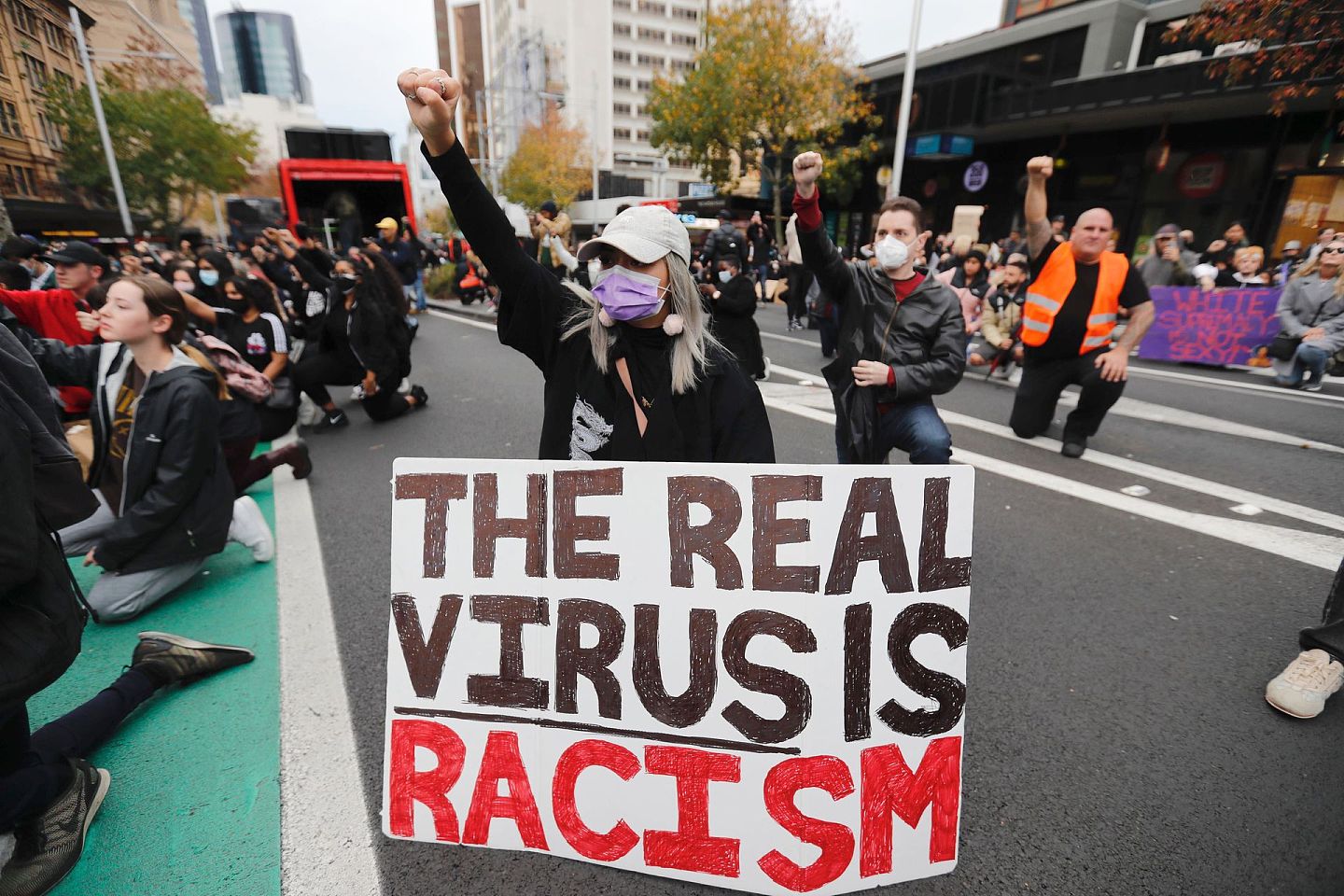 2020年6月1日，星期一，在新西兰奥克兰中部，示威者在游行中做手势，抗议美国黑人乔治·弗洛伊德之死。（美联社)