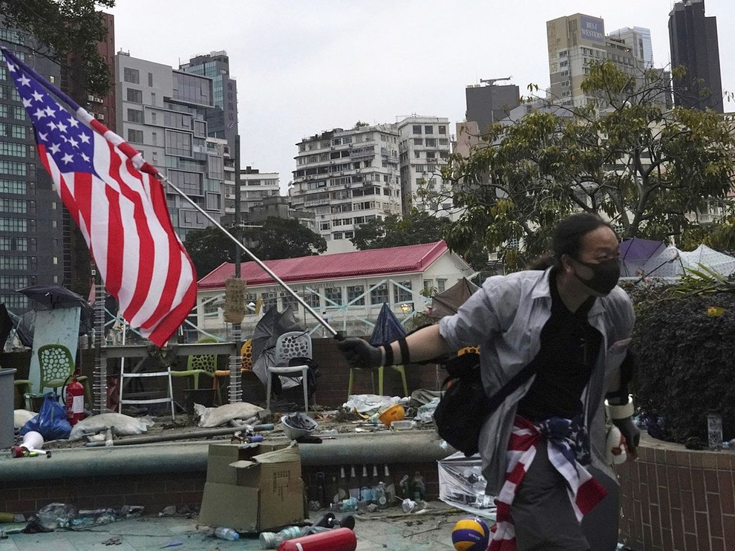 在香港示威中，随处都能见到示威者手举美国国旗。（美联社）