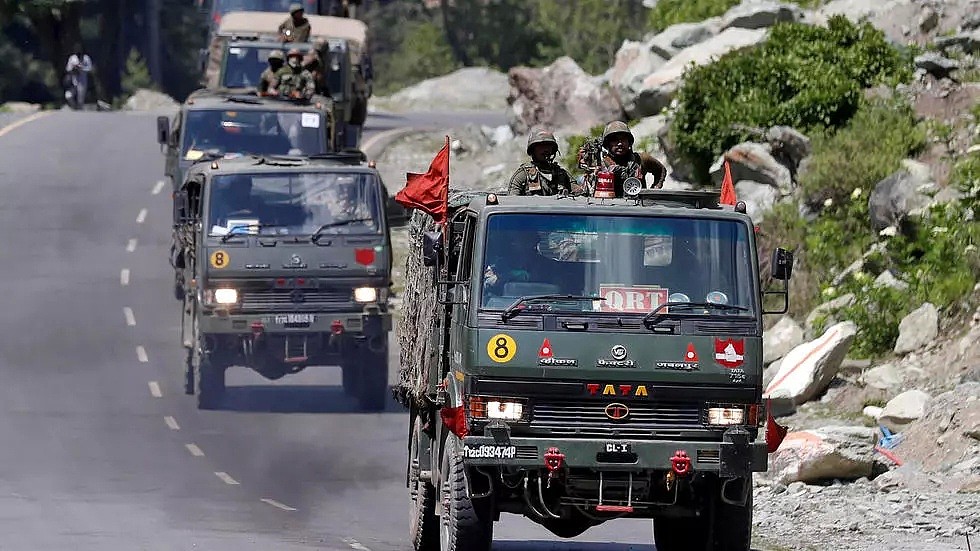 2020年6月18日，印度军队一支车队沿着通往拉达克的高速公路行驶。