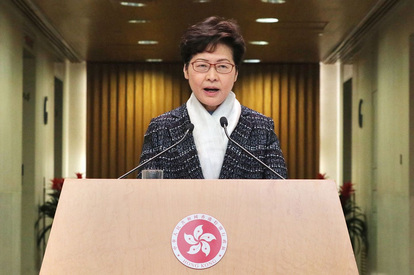 香港特区行政长官林郑月娥2020年2月4日出席行政会议前会见记者时表示，香港部分医护人员3日开始的罢工行动对医疗服务造成了影响，期望医护人员回心转意谨守岗位。（新华社）