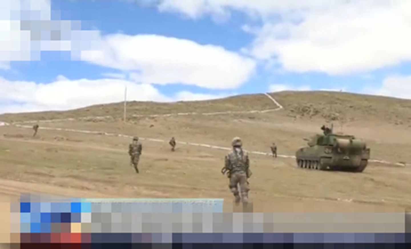 西藏军区某旅在海拔4,700米进行战备训练。（中国央视视频）
