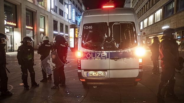 德国发生暴力冲突：警方遭投石袭击 40家店铺被砸