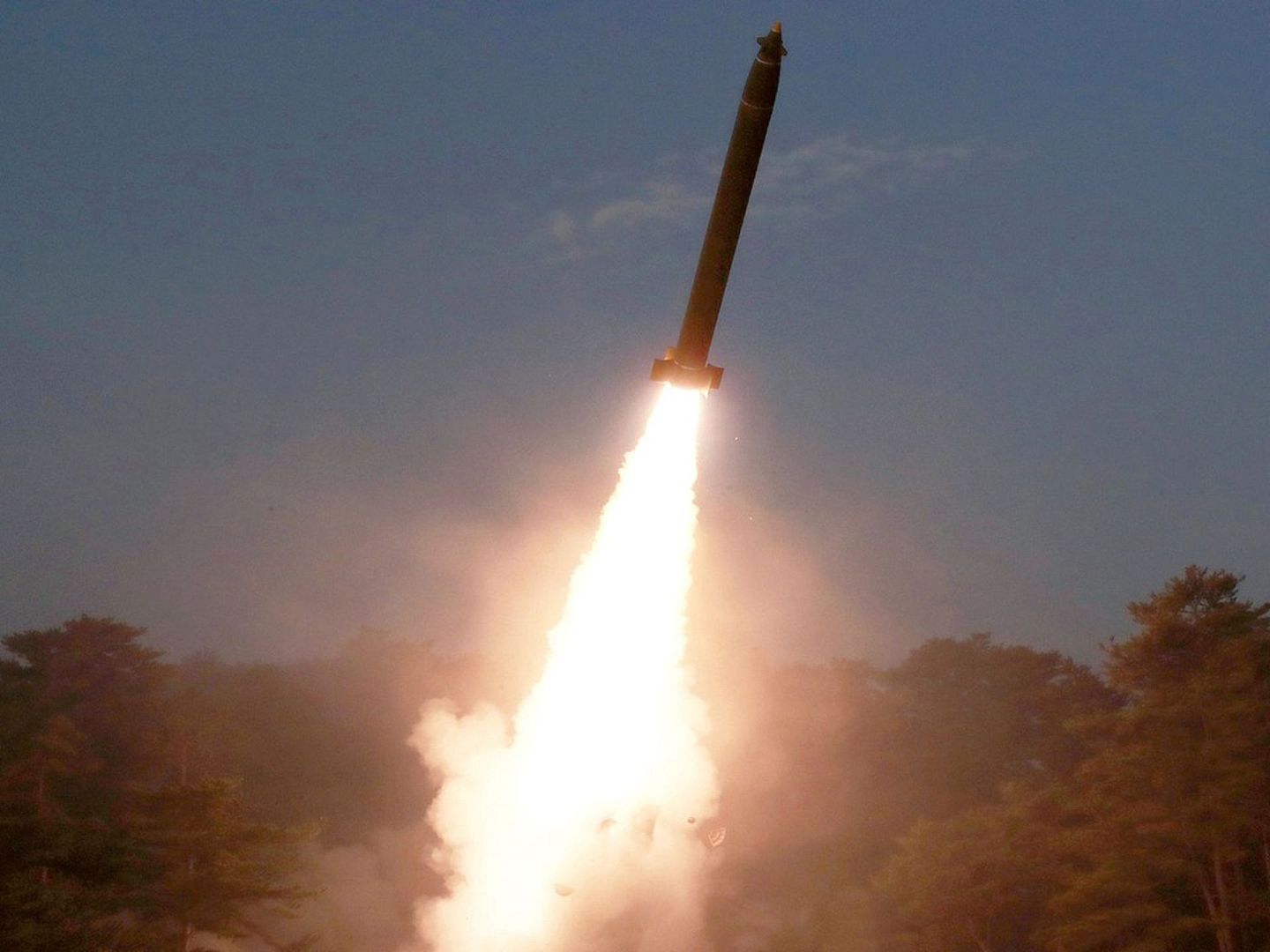 朝鲜中央通讯社(KCNA)于2020年3月9日发布了一张未注明日期的照片，与试射导弹有关。（Reuters）