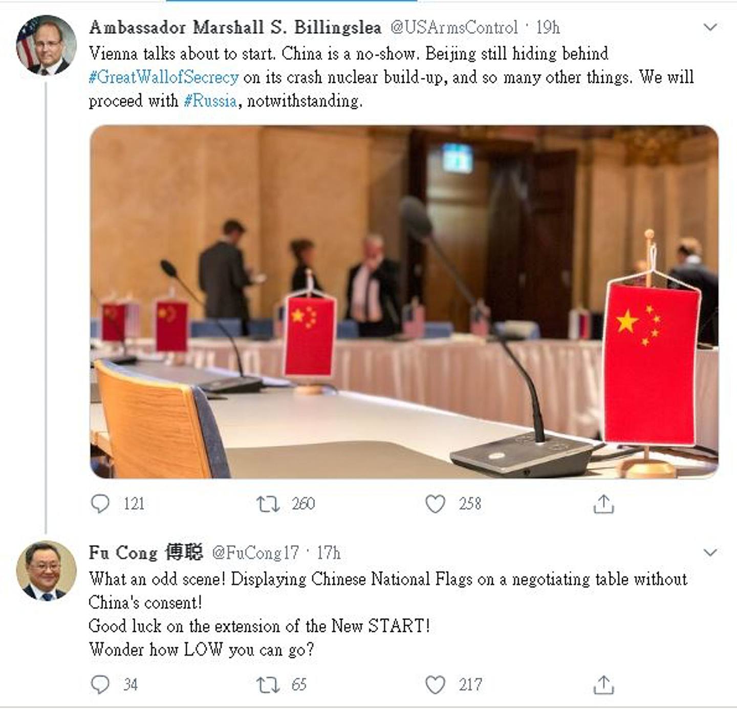 美国总统军控事务特使马歇尔·比林斯利（Marshall Billingslea）发Twitter后，中国外交部军控司司长傅聪回应指，美方未得到中方批准便摆放中国国旗。