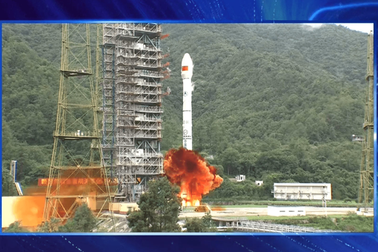 2020年6月23日，中国成功发射北斗三号最后一颗组网卫星。图为火箭发射瞬间。（中国央视截图）