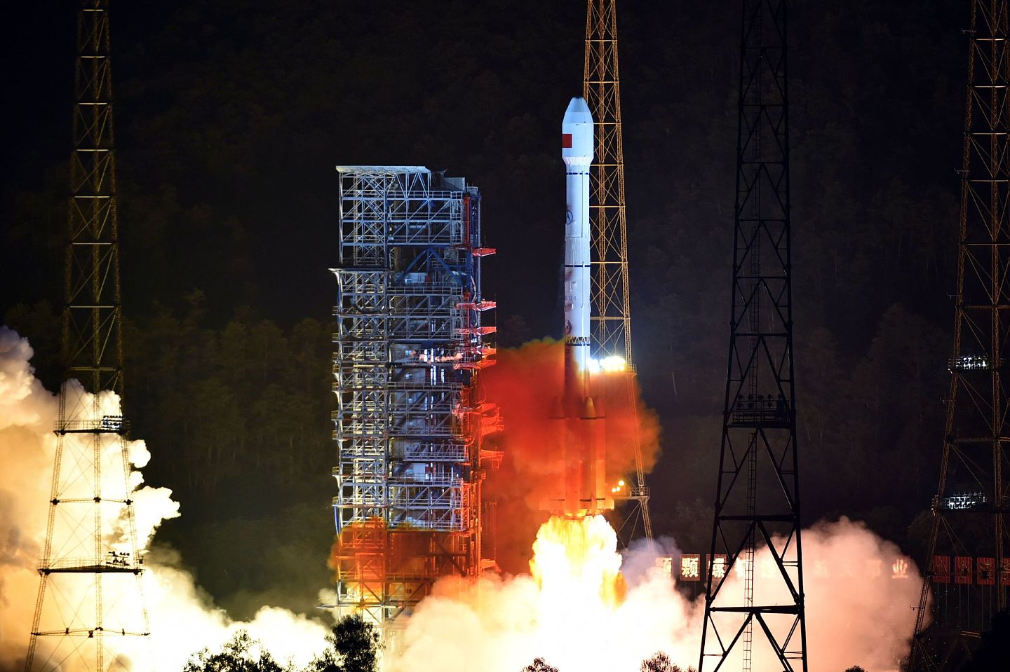 中国北斗卫星导航工程进入收官之战。图为2015年7月25日，搭载两颗新一代北斗导航卫星的“长征三号乙/远征一号”运载火箭在西昌卫星发射中心点火发射。（新华社）