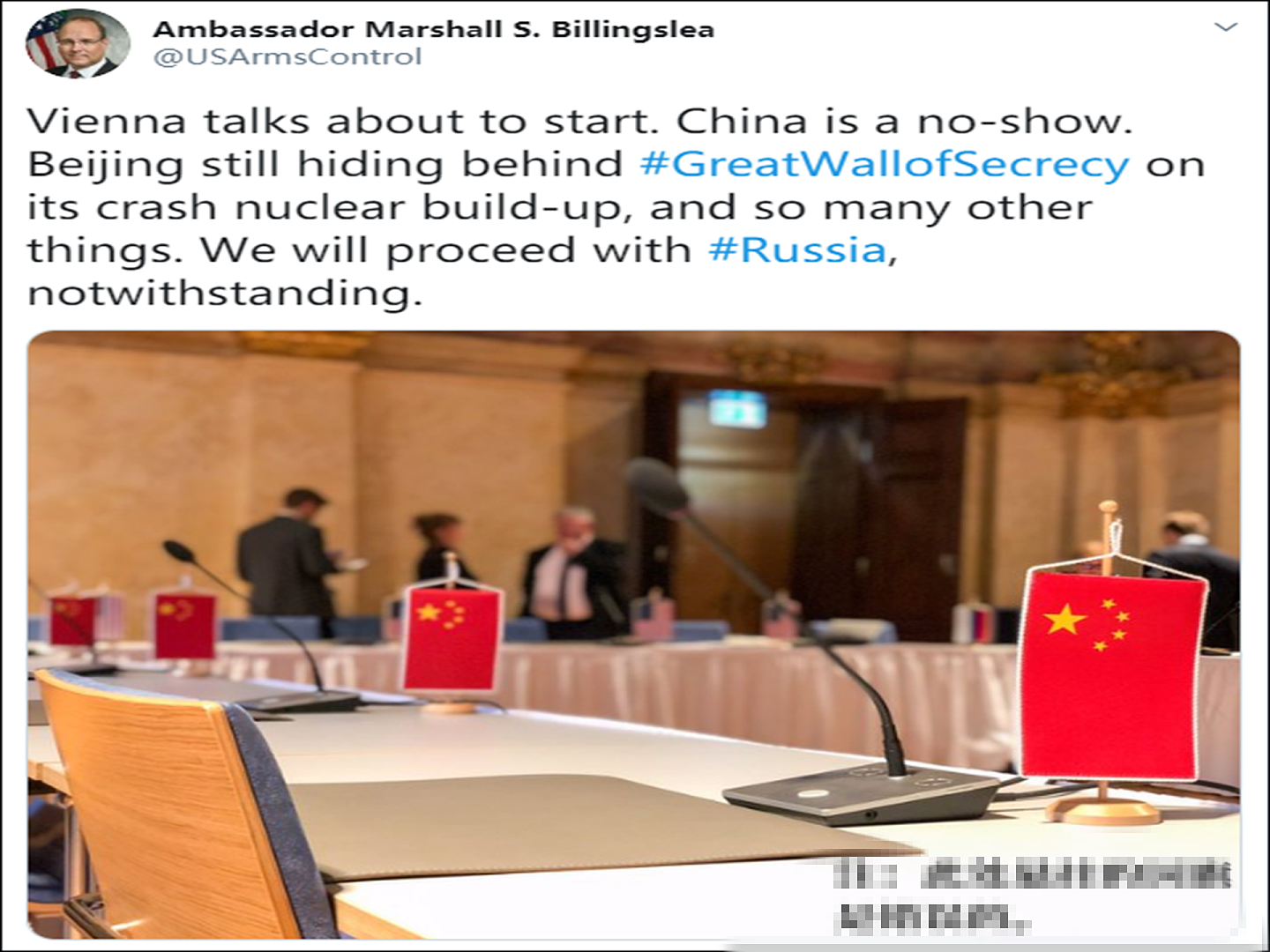 比林斯利发布了一张摆放着错误中国国旗的会议室照片。（Twitter@USArmscontrol）