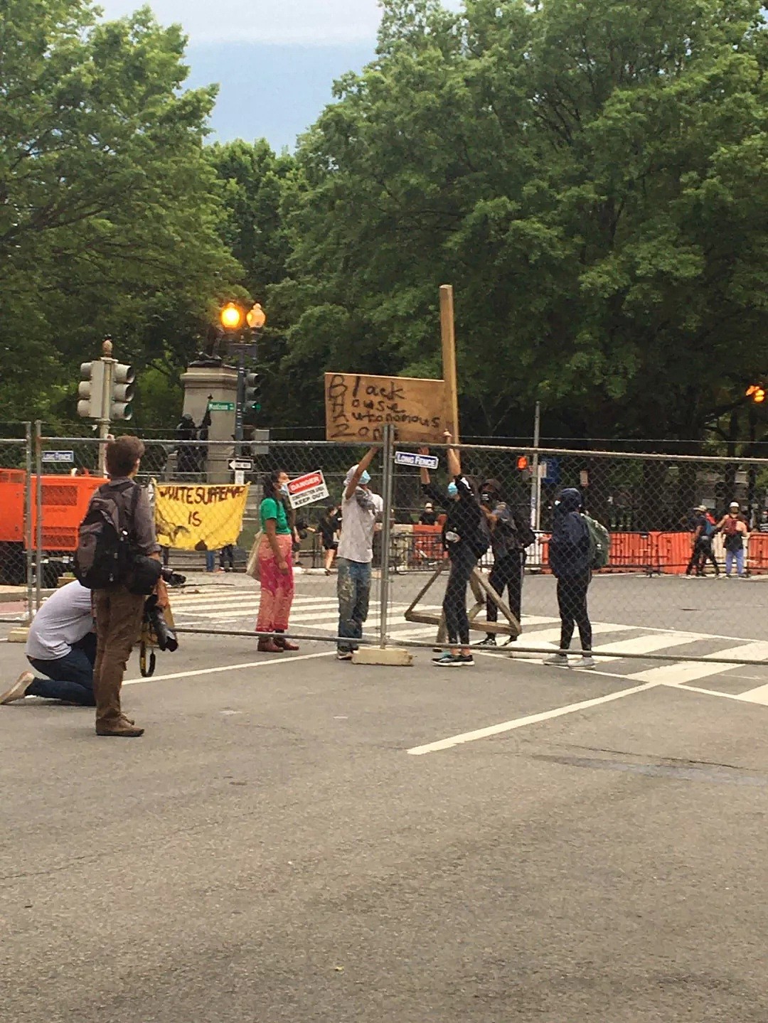 示威者在白宫外试图拉倒雕像 建“黑宫自治区” 警民冲突再次升级....（视频/组图） - 2