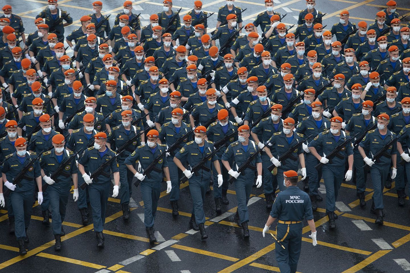 2020年6月19日俄罗斯举行纪念卫国战争胜利75周年阅兵式彩排。（新华社）