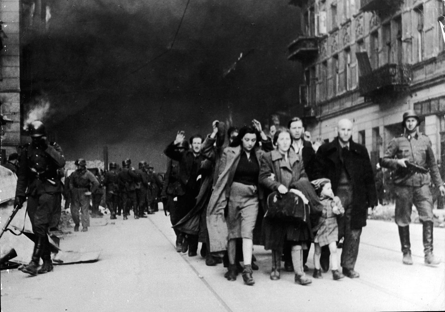 二战期间，波兰华沙的犹太人被德军逐出城市。（Getty Images）