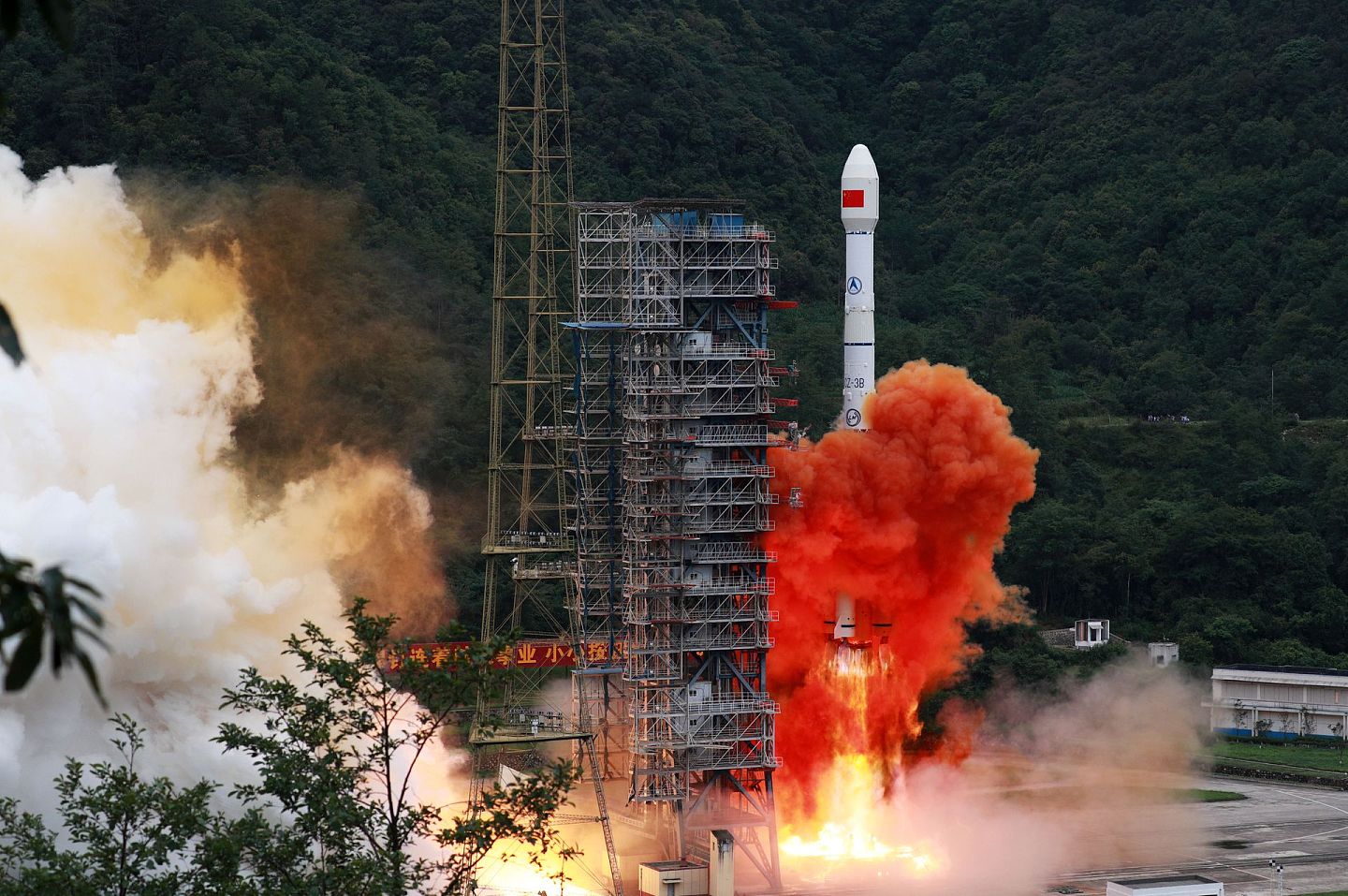作为中国巨型复杂航天系统，北斗卫星导航工程于1994年正式启动，目前已成为继美国GPS、俄罗斯格洛纳斯、欧洲伽利略后的全球第四大卫星导航系统，卫星单机和关键元器件国产化率达100%。（新华社）