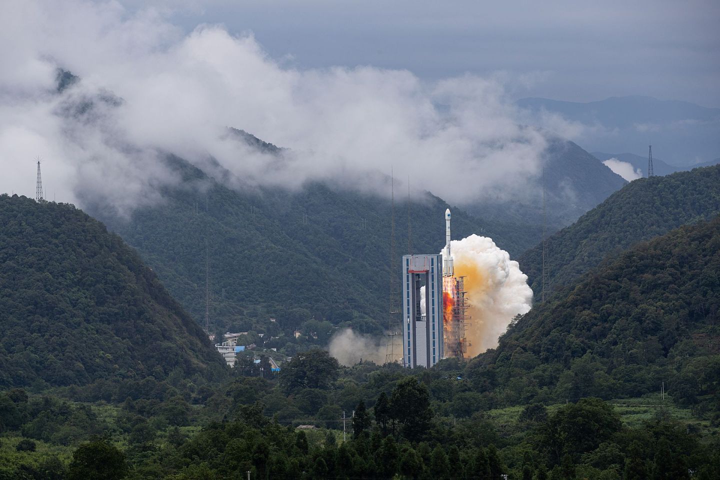2020年6月23日，中国北斗三号全球卫星导航系统最后一颗组网卫星在西昌卫星发射中心点火升空。（新华社）