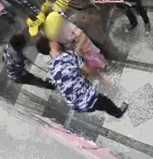 摸脸、掀裙子…中国一名男子电梯内猥亵两名女童！监控视频让人气炸（视频/组图） - 1