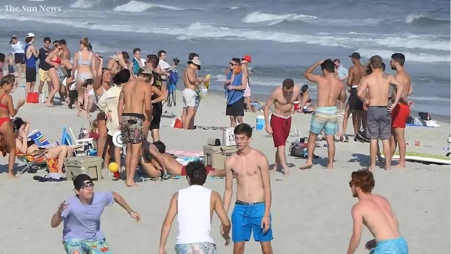 悲剧！100名学生涌向海滩狂欢 俊男美女贴身拍抖音 回家后相继确诊（组图） - 2