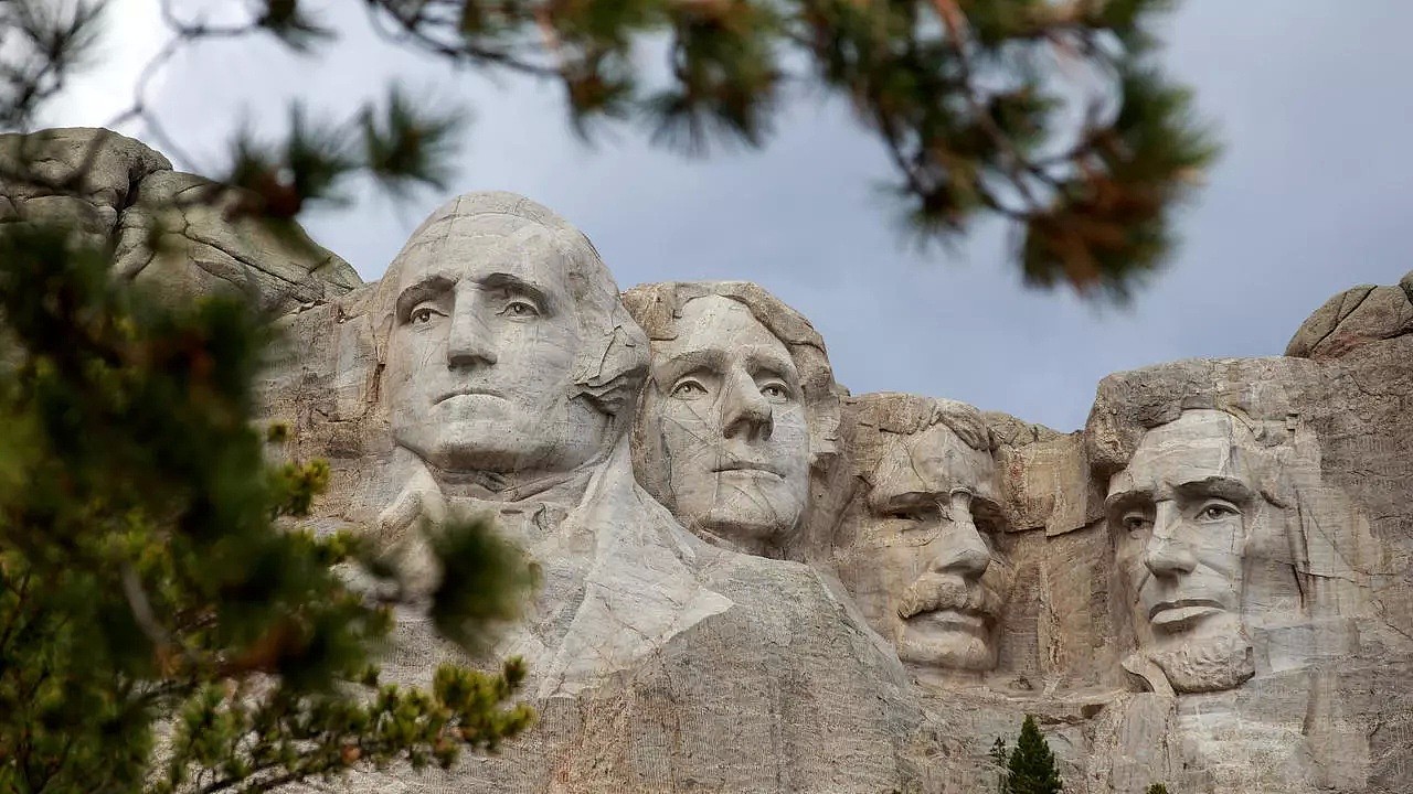 美国总统山 Las cabezas de los expresidente estadounidenses George Washington, Thomas Jefferson, Theodore Roosevelt y Abraham Lincoln (de I a D) esculpidas en el grnito del Mont Rushmore, el 23 de abril de 2020 en Dakota del Sur