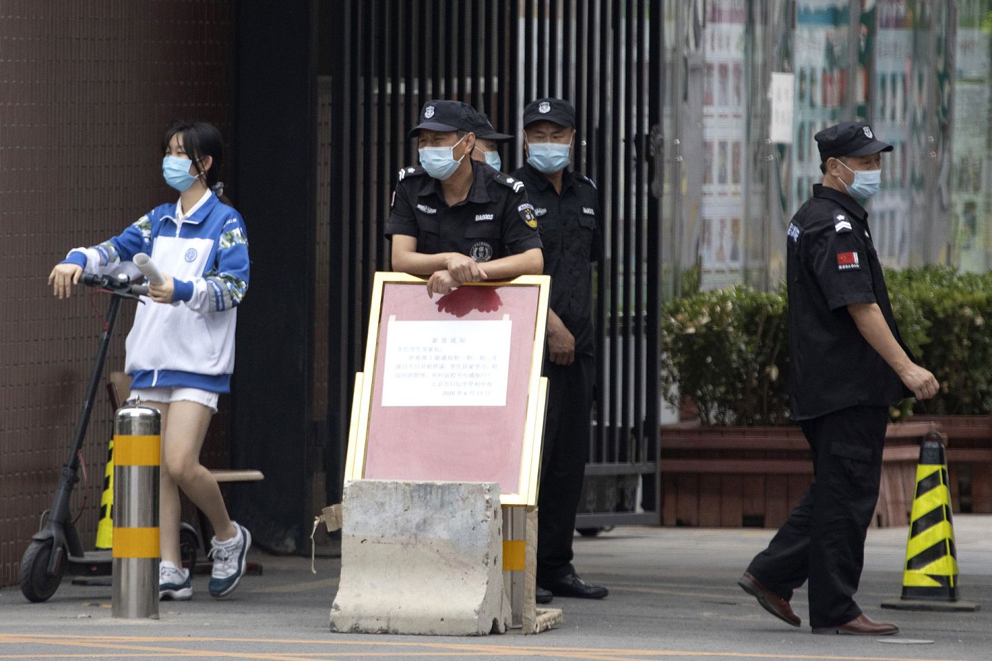 6月17日，北京学校停课后，学生走出学校。（AP）