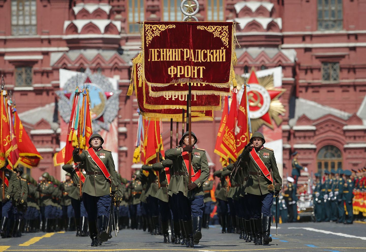 俄罗斯的红场阅兵展示的是俄罗斯强大的军事力量，它背后重要的意义在于普京提振民心。（AP）