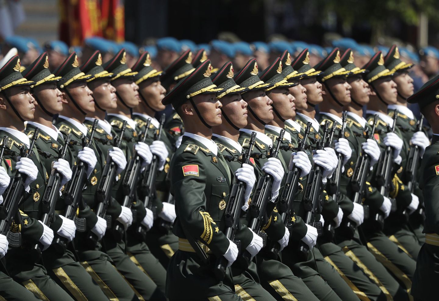 解放军也受邀参加俄罗斯的红场阅兵仪式，今年，中国防长魏凤和受邀出席观看俄罗斯的阅兵式。（AP）