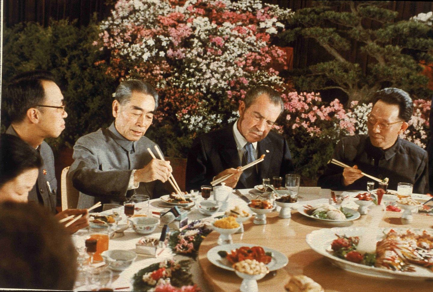 尼克松（右二）在竞选期间对华强硬，但是最终成为第一位访华的美国总统。图为1972年尼克松访华，与时任中国国务院总理周恩来一同用餐。（Getty）