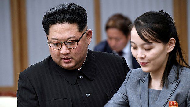 资料图片：朝鲜领导人金正恩（左）与其妹金与正（路透社）