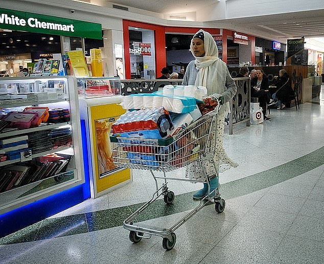 又来！“厕纸抢购潮”从墨尔本蔓延至悉尼，多地超市货架被搬空（组图） - 4