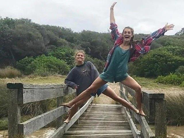 澳洲美女大学生与闺蜜在海边悬崖旁锻炼身体时，不幸失足掉下摔死