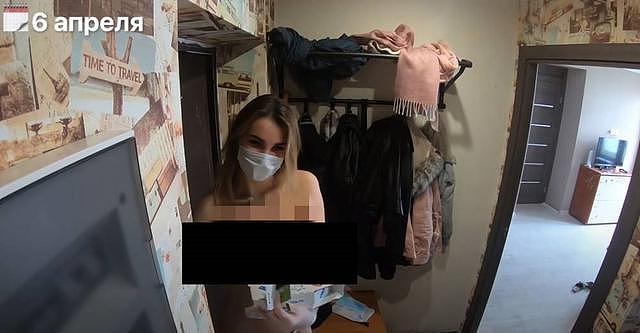俄罗斯女演员坚持半裸收外卖，感谢外卖小哥疫情期间坚守岗位