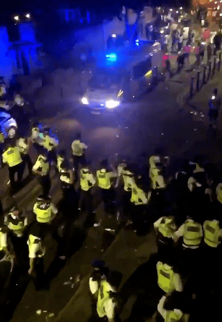 伦敦街头暴力冲突，警察被打跑，英国政府强烈谴责（组图） - 2